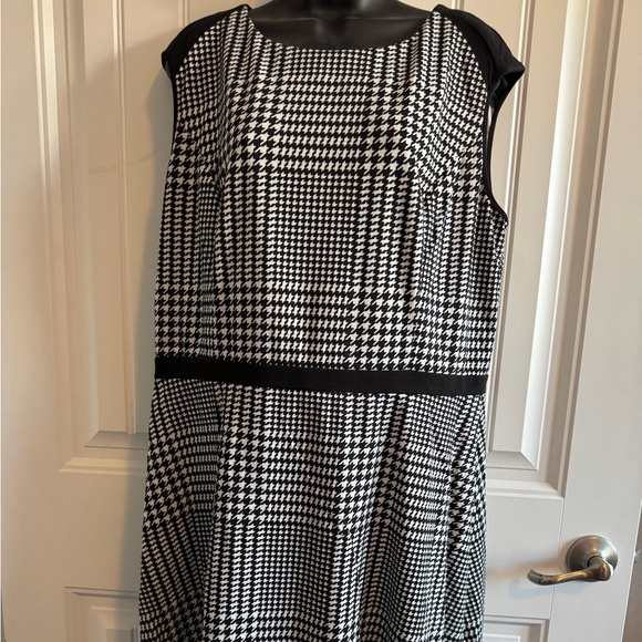 Calvin Klein Dresses & Skirts - Calvin Klein Sleeveless Black and White Houndstooth Dress